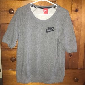 NIKE SHORT SLEEVE SWEATSHIRT